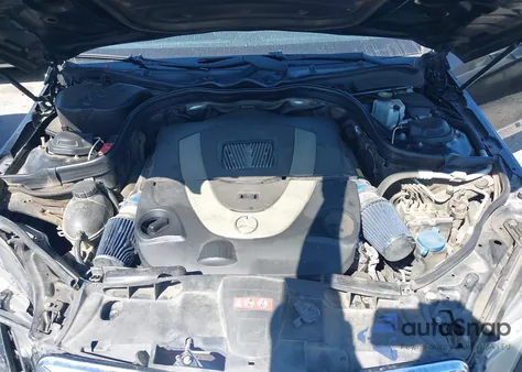 2010 Mercedes-Benz E 550 z USA, uszkodzony, nr VIN WDDHF7CB9AA031627